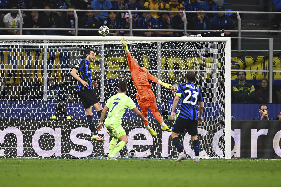 米兰AC俱乐部遭遇客场惨败,巴塞罗那队取得胜利 米兰AC俱乐部遭遇客场惨败,巴塞罗那队取得胜利