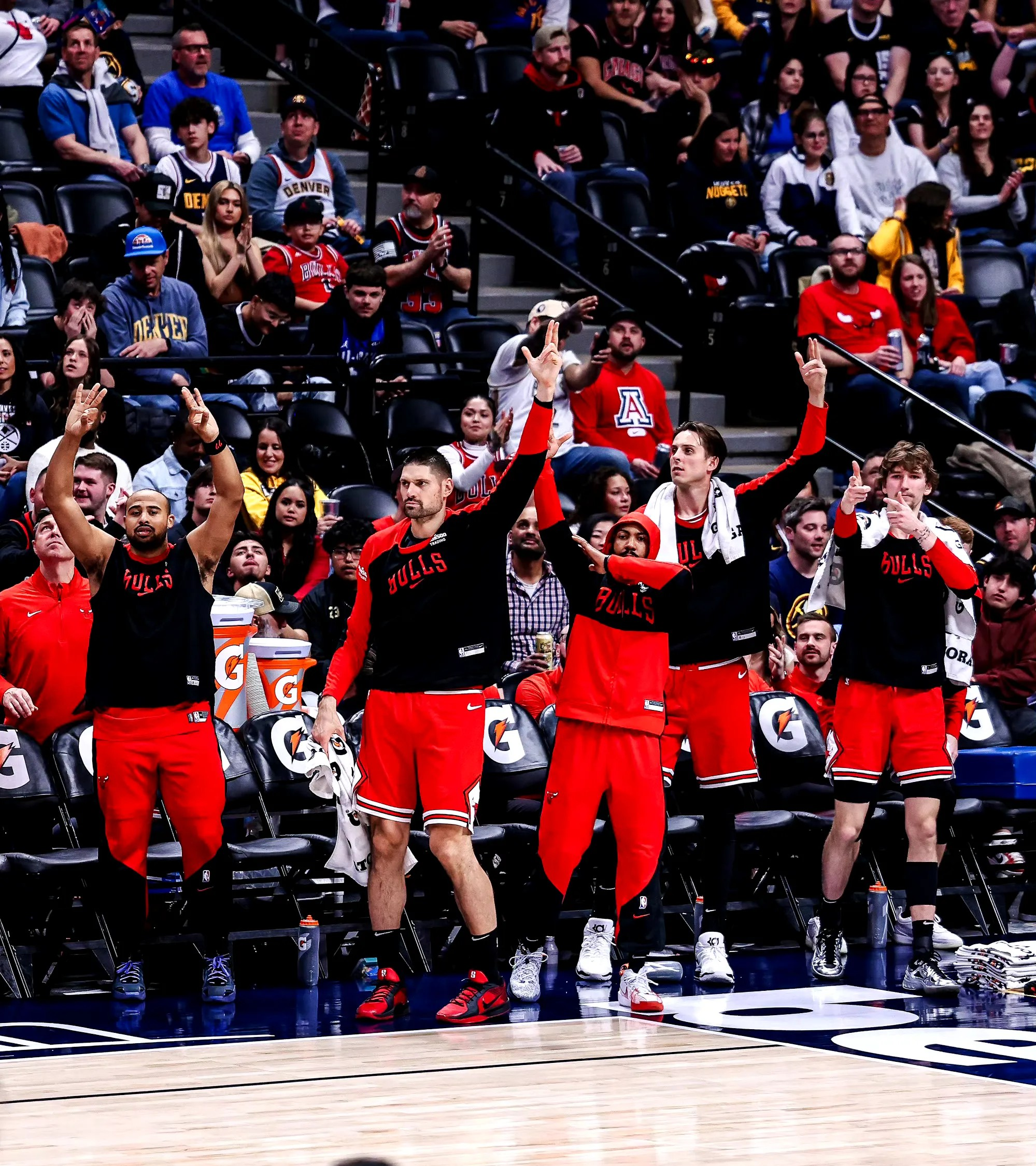 包含湖人明星连续+高分，带领球队战胜对手的词条