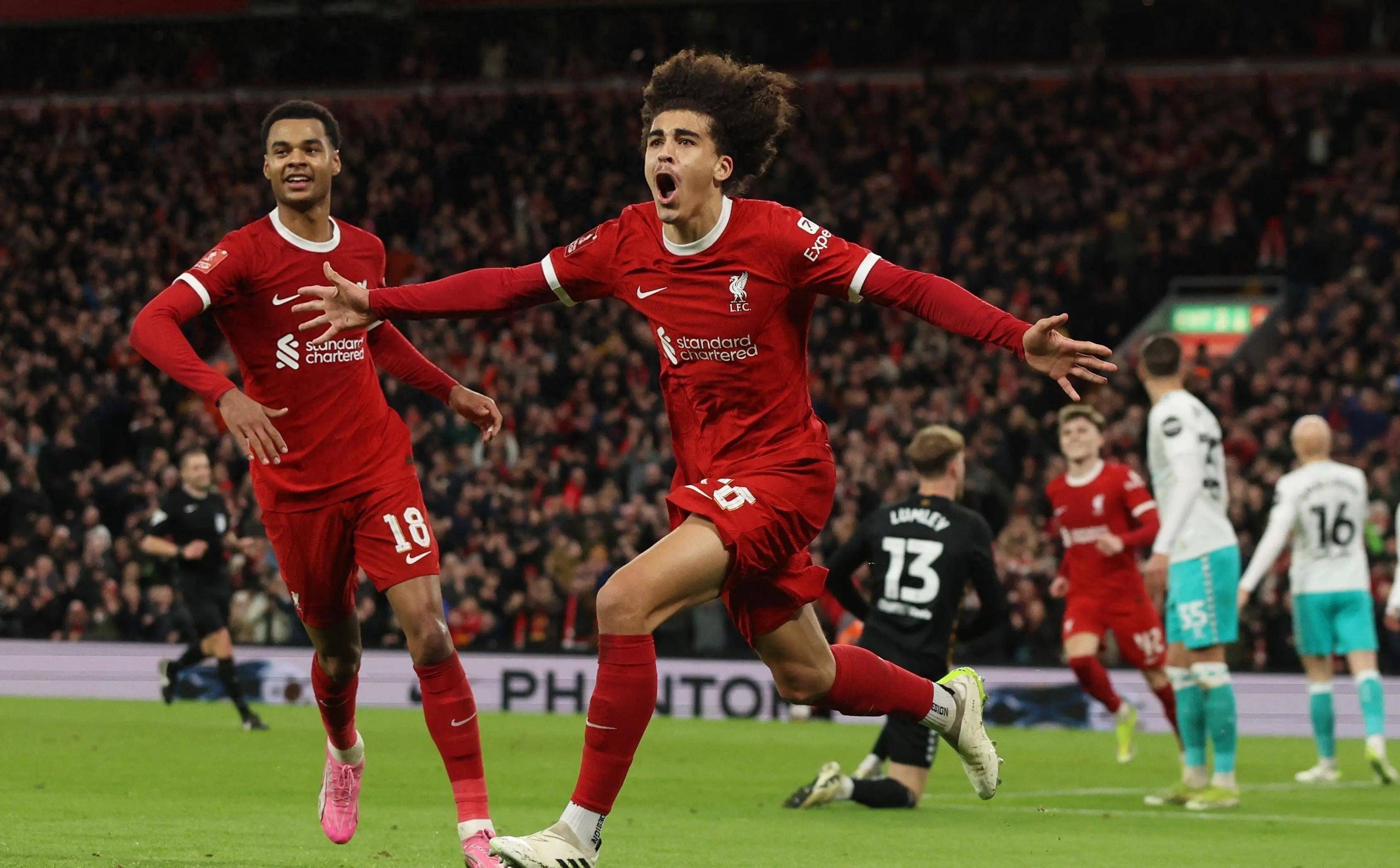 关于利物浦主场击败阿斯顿维拉，继续追逐英超榜首的信息