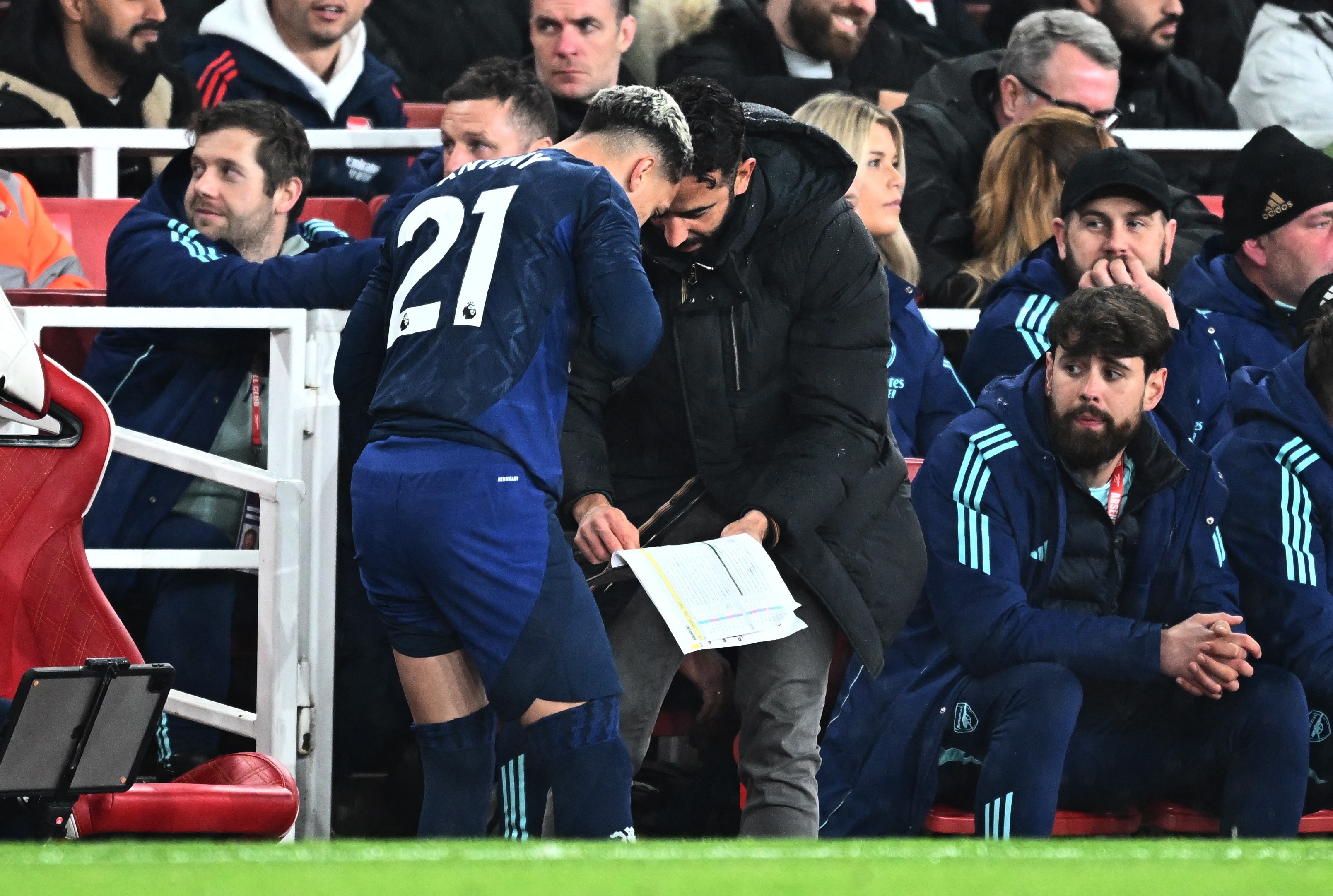 关于格雷米奥球员考虑离队，转会传闻甚嚣尘上的信息