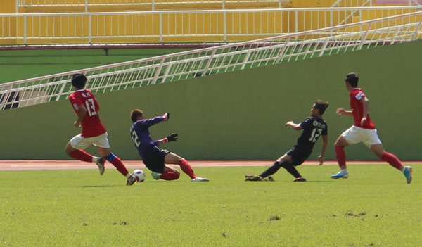 运动员实力尽显，场上角逐如火如荼