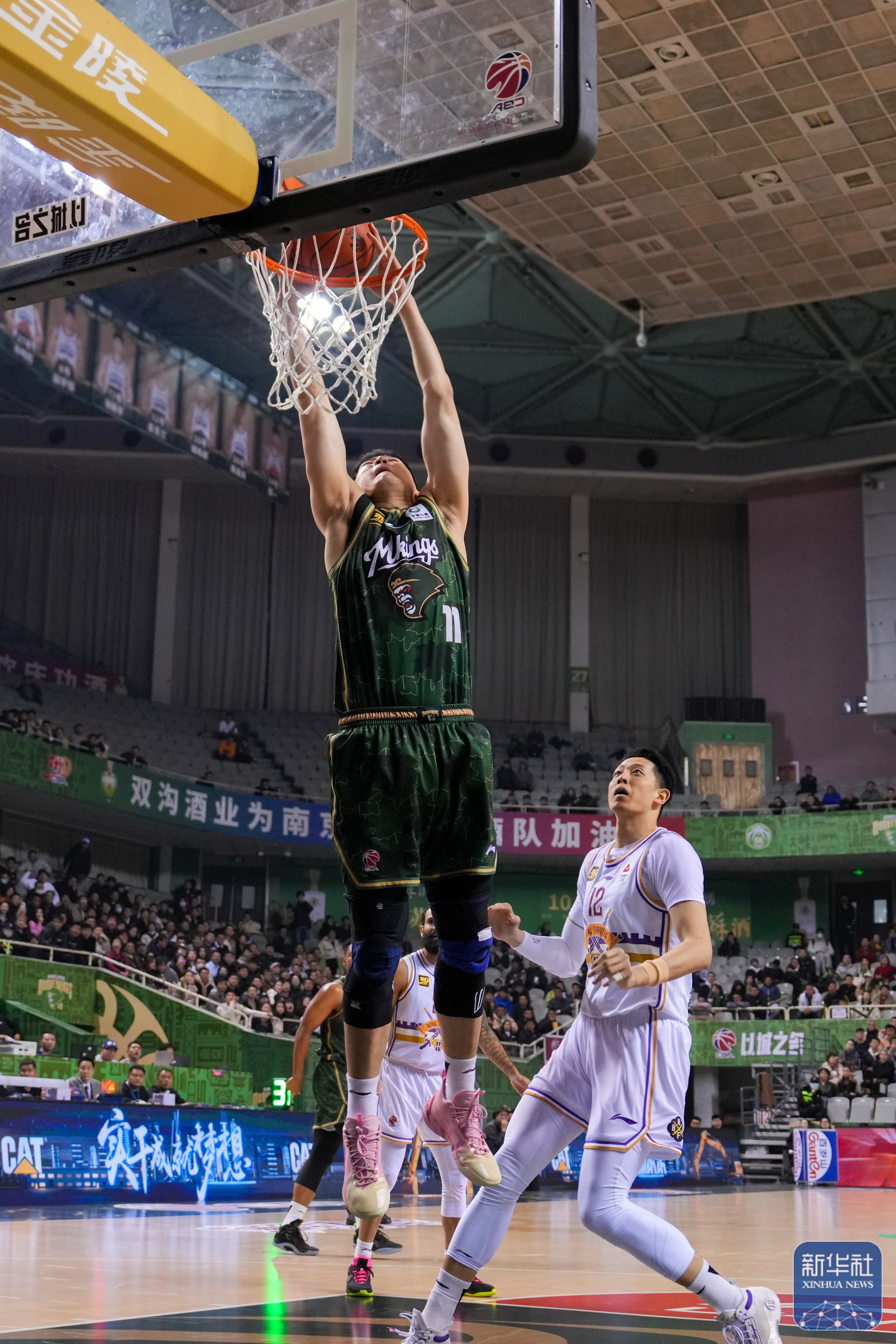 球场上两队展开激烈争夺胜负难分