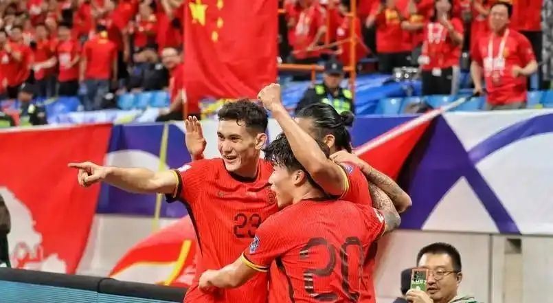 队员们在比赛中的出色表现,为球迷带来了无尽的期待和欢乐的简单介绍 队员们在比赛中的出色表现,为球迷带来了无尽的期待和欢乐的简单介绍