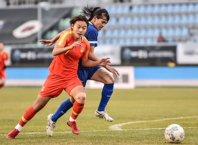 国际足球大赛:女队员技艺精湛 国际足球大赛:女队员技艺精湛