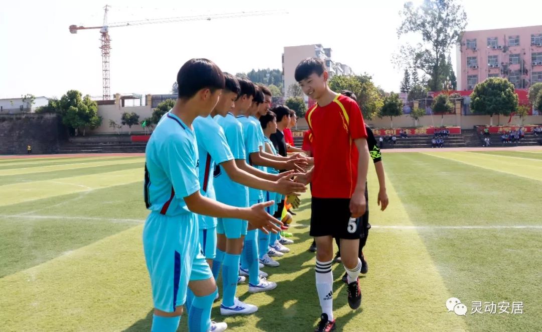 双方队员在场上你来我往,演绎出一场激情碰撞的简单介绍 双方队员在场上你来我往,演绎出一场激情碰撞的简单介绍