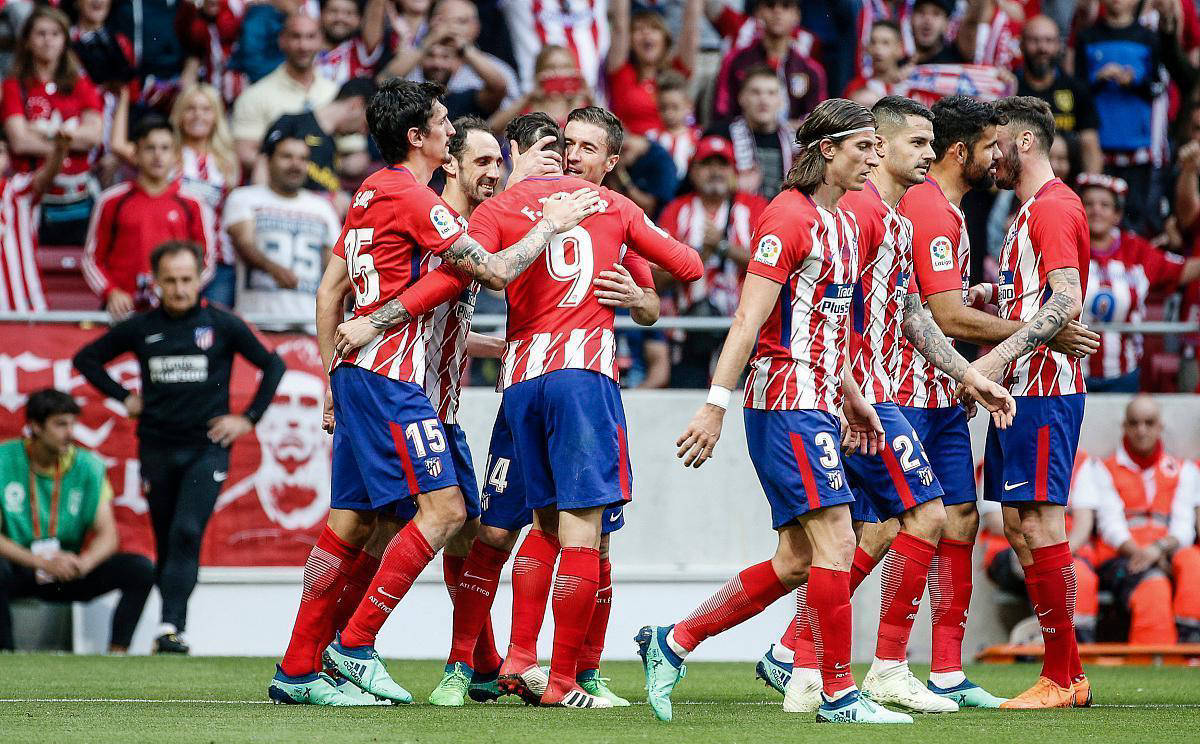 足球界焦点！争夺胜利，球员无畏奋力战斗的简单介绍