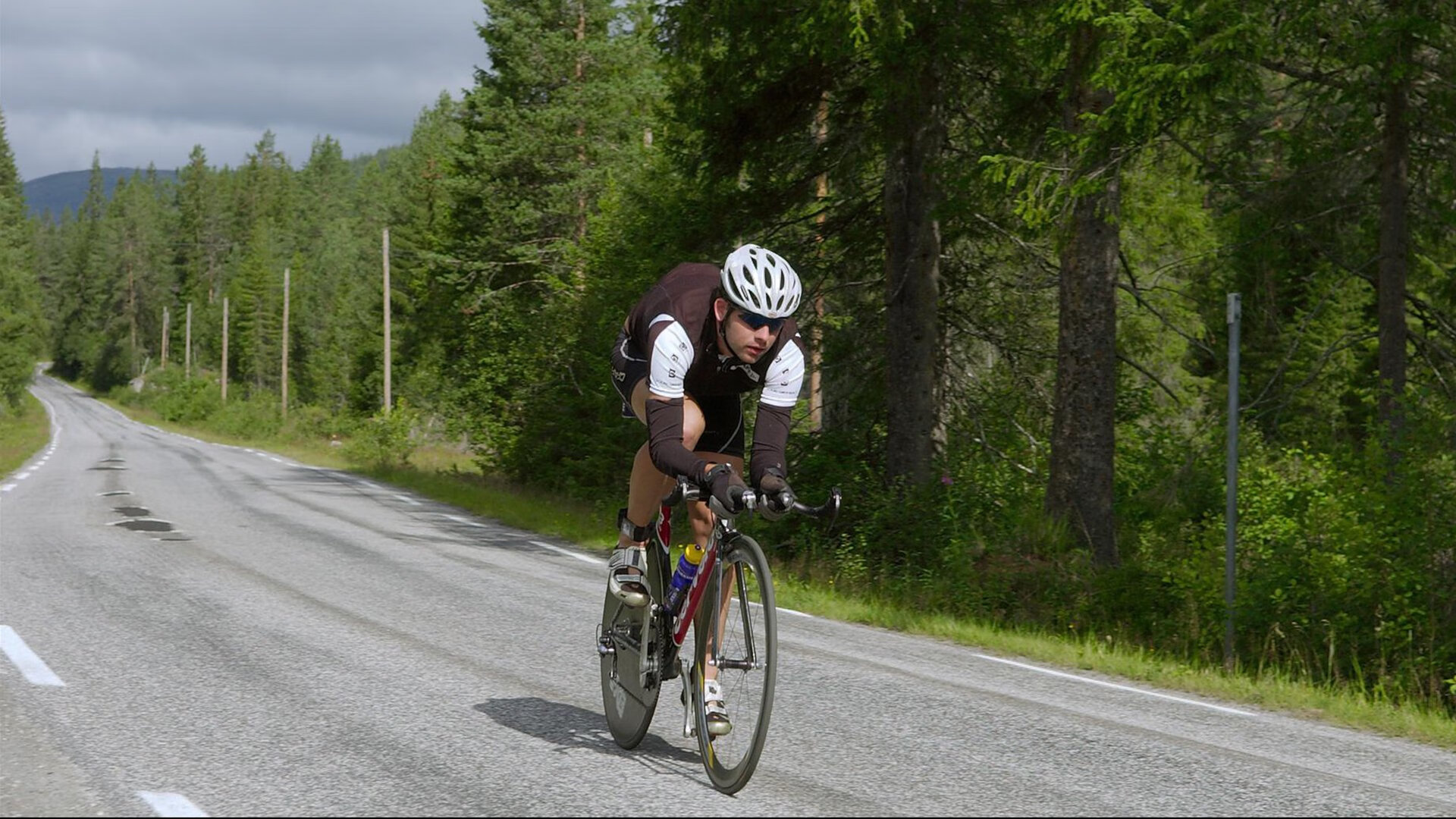 攻防一体！奥地利战术纪律铸就胜利，加克波防守端成隐形锁链